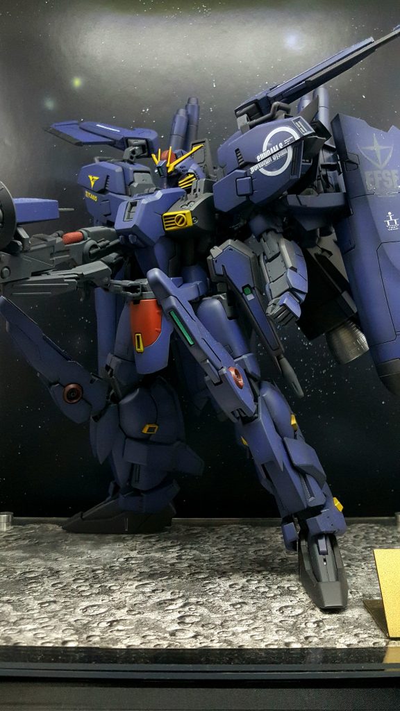 作ったあと、あまりにも自立が不安定なので、後ろから支えるバックボードを別途作りました( ^ω^)
どうせなら月面と雰囲気が合うようにと、フォロワーさんに教えてもらった宇宙塗装をしてみました( ^ω^)