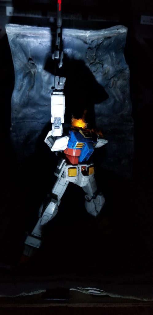 ビームライフル及び首、肩部分の灯
首、肩はパルス点滅により漏電を再現