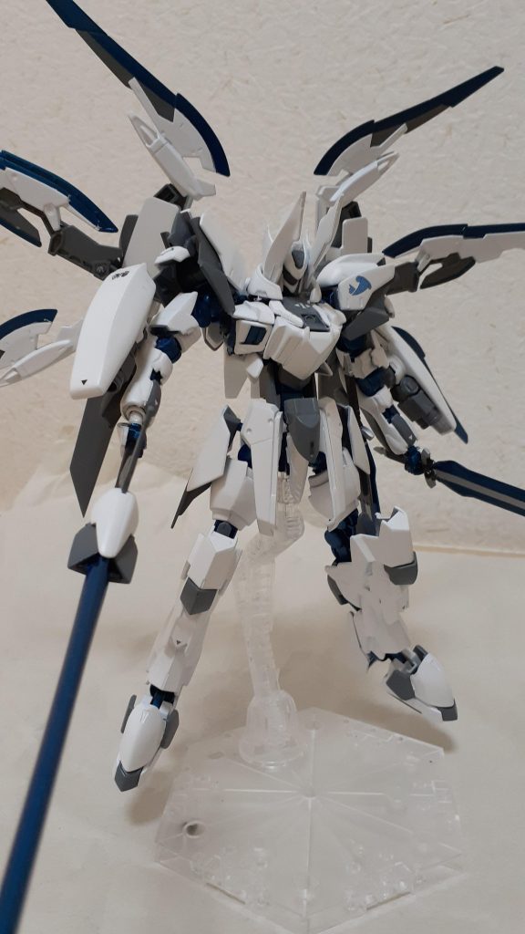 武器４翼に備えられた刃。グラディウスアーラです。高い機動力に物言わせ、すれ違い様に敵を切り裂きます。