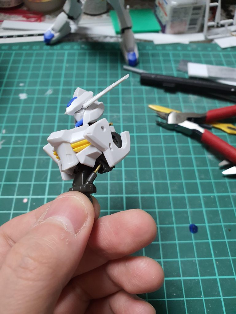 あとはどうしようもないクチバシ。

キットままはあり得ないくらい栄えないので削ってシャープに。
（っていうか何故あんな形になったんだ…？）