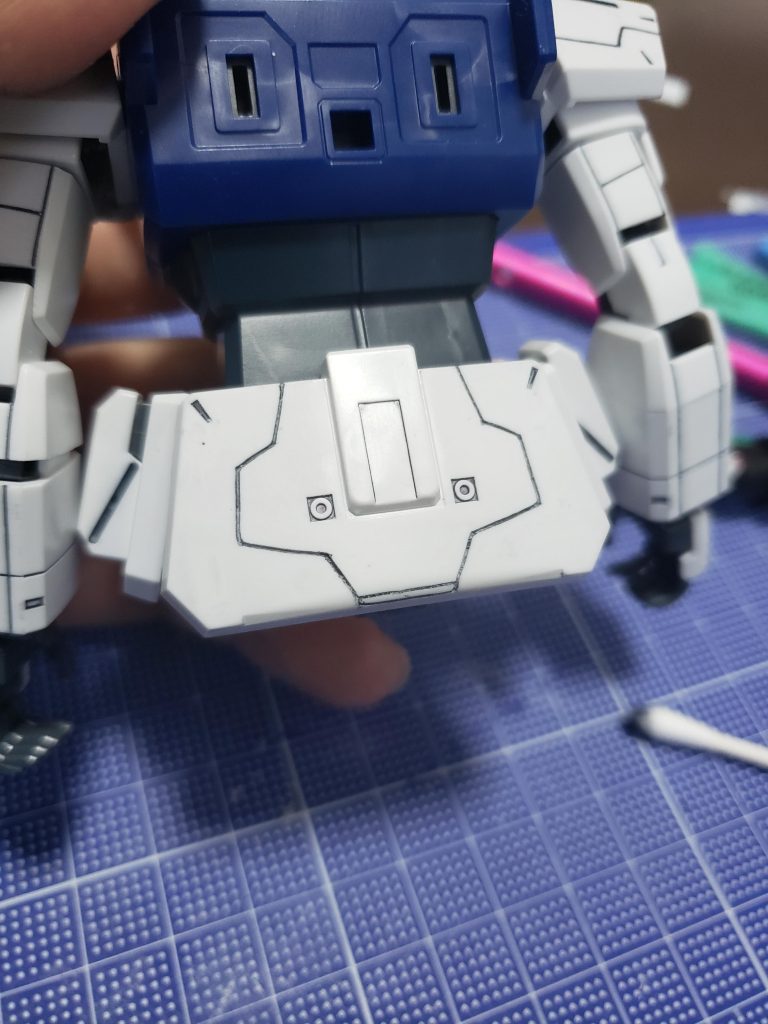 プラ板でテンプレートを作るといいというのでやってみました。楽だし綺麗(？)にできるしでとてもいい方法でした。腰と肩でテンプレートを使いました。