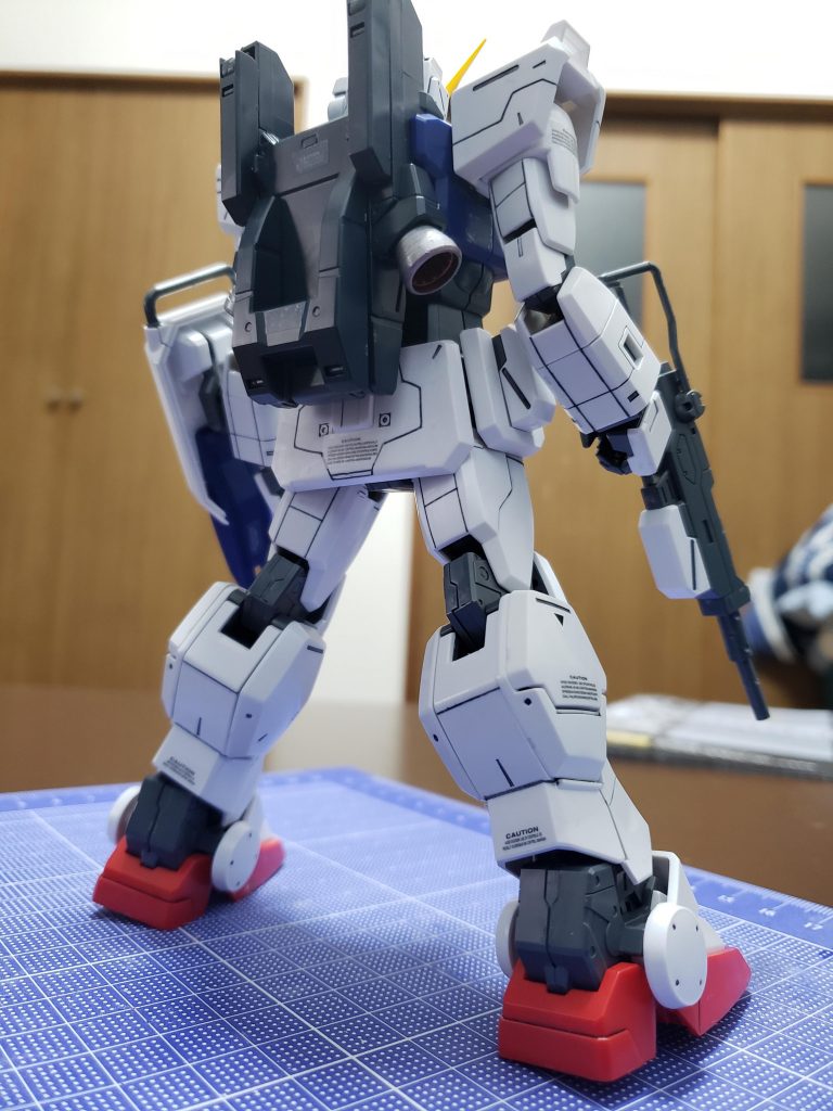 バーニアのみ、ガンダムマーカーのシルバー、中はメタレッドで塗装しました。ワンポイントで少しはよくなったと思っています。