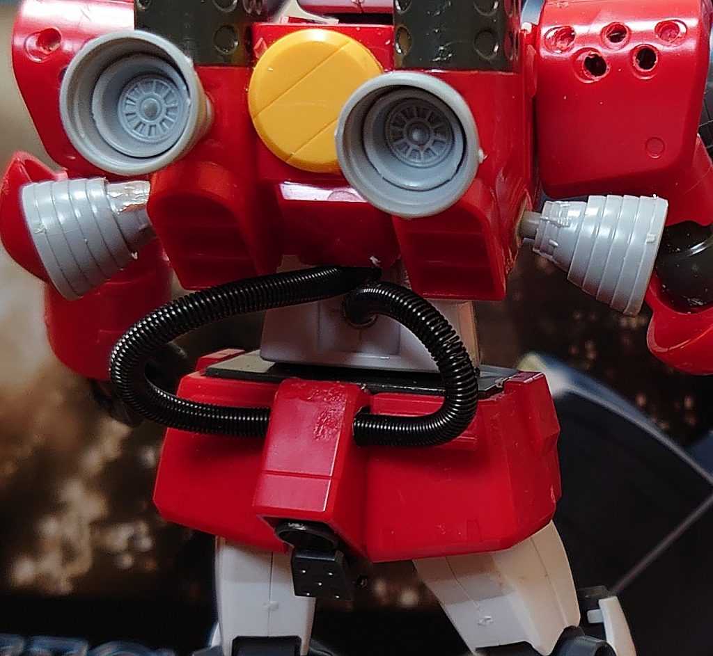 脚部にある小型ジェネレータの出力を背部スラスターに送るためのパイプをスプリングで再現。しかし、完成間近、スプリングのつなぎ方を変更。動力パイプを機体内部構造に組み込むことができなかったため、腰部及び背部に動力パイプが出ている設定に変えた。