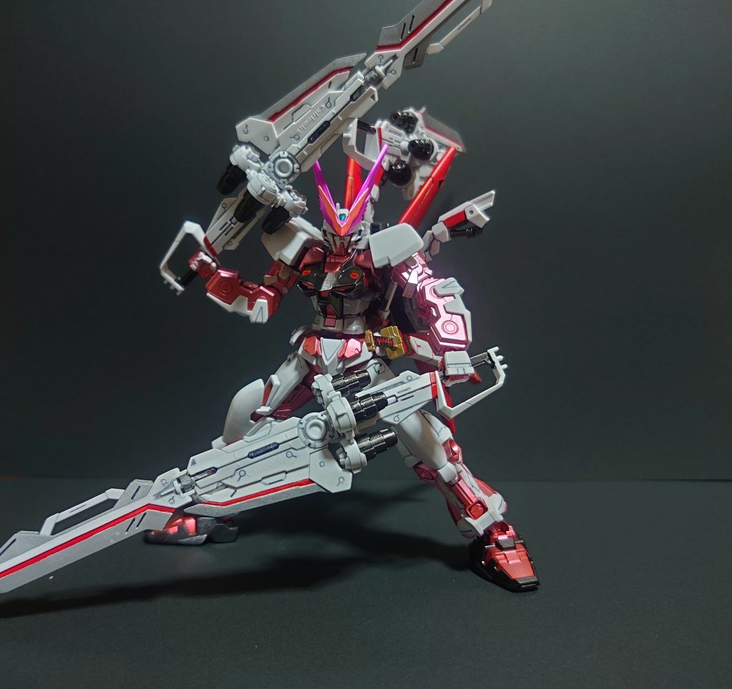 カレトヴルッフ・ソードモード
撮影スペースと大剣のサイズが噛み合わず見切れてしまいました。
意外と手首や関節の保持力があるのでポーズは取りやすいですが、長時間には向かないと思います。