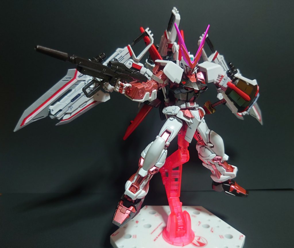 カレトヴルッフをフル装備。
アストレイカスタムキットが7年程前のものなのかカレトヴルッフ自体の重さなのかジョイント部分が破損したため接着剤で固定しました。