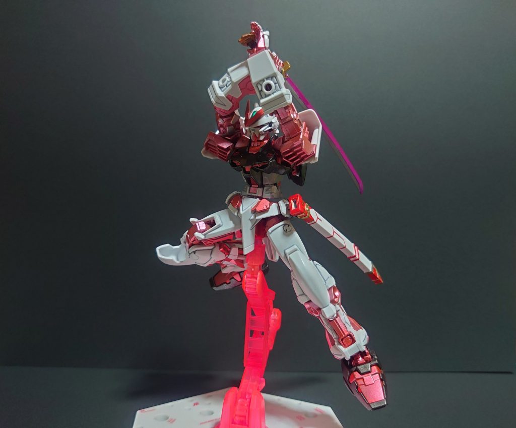 まずは装備を着けていない状態。
通常のレッドフレームよりもアンテナが短いです。
ガーベラストレートは刃の部分をメタリックピンクで塗装し妖刀風なオリジナルにしました。