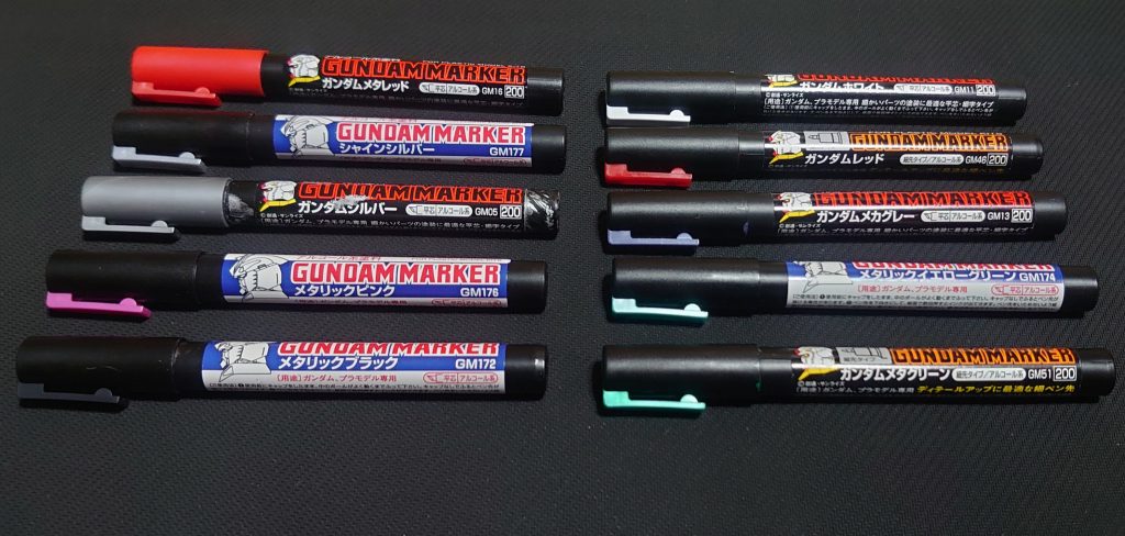 制作工程画像はあるのですが私生活丸出しなので省略します。
使用したマーカー
ガンダムメタレッド(ボディフレーム等)
ガンダムシャインシルバー(本体フレーム)
ガンダムシルバー(ボディ腹部、刀、バーニア等)
ガンダムメタリックピンク(アンテナビーム部分、刀)
ガンダムメタリックブラック(バーニア、本体黒装甲、刀、フライトユニット等)
ガンダムホワイト(本体白装甲、ハンドパーツ、シールド等)
ガンダムレッド(刀、鞘、フライトユニット、カレトヴルッフ等)
ガンダムメカグレー(足裏、ビームサーベルトリガー部分、フライトユニットのバーニア、シールド裏面)
ガンダムメタリックイエローグリーン(カメラアイ)
ガンダムメタグリーン(頭部センサー)
ガンダムゴールド(刀)
※ゴールドを画像に入れ忘れました。