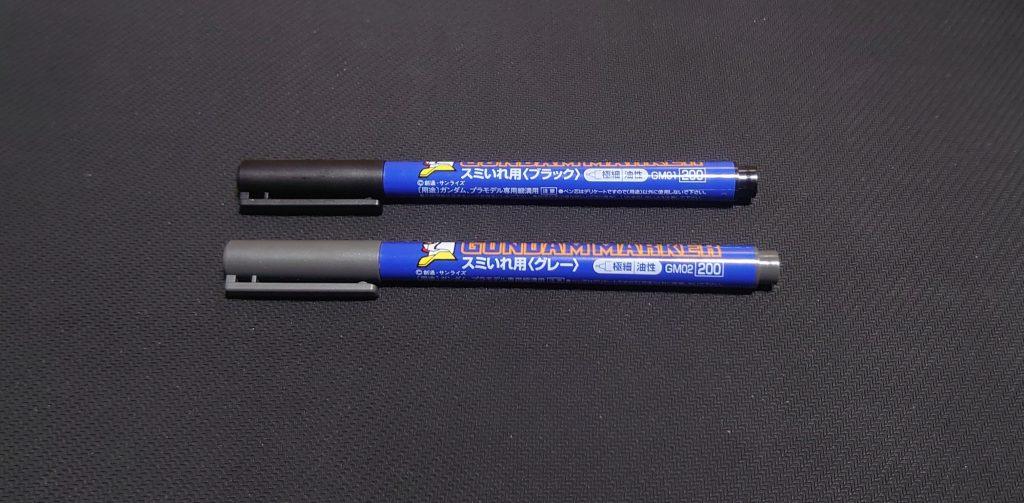 スミ入れは白部分にはグレー、黒く主張を強めたいところにはブラックにしてみました。
レッドフレーム部分にはスミ入れをしていません。理由はメタリック部分がスミ入れで汚れてしまうのを避けたいこと、光の反射で自然とスミ入れと似たような効果があるからです。