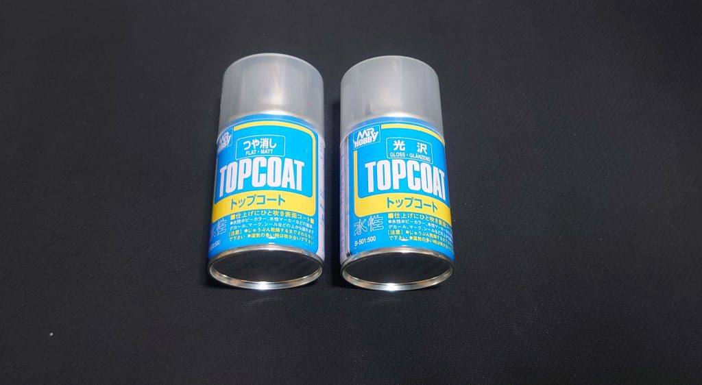 トップコートはフレーム部分や刀、ビームアンテナ、本体黒部分は光沢感を出したいので光沢スプレーをし、その他はつや消しをしました。