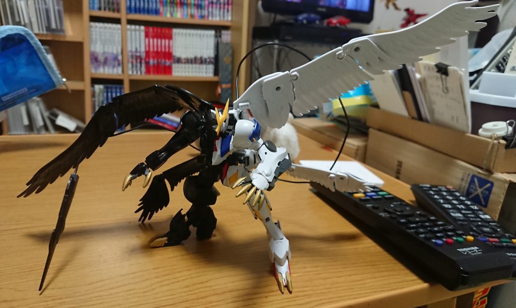 足と手の爪も100均で買った水性ペンを使い、塗装しました。
最初に、白で塗ってから、前回クウガで使った金を塗りました。
右側の目のは、リミッター解除時の再現ではありません。(^_^;)
あくまで悪魔っぽさのイメージです。
これは、100均のレジンで作りました。
形を作ってから、マニキュアで返り血の表現と一緒に塗装しました。(⌒‐⌒)
因みに、返り血の表現に、メイク用スポンジを使いました。(⌒‐⌒)