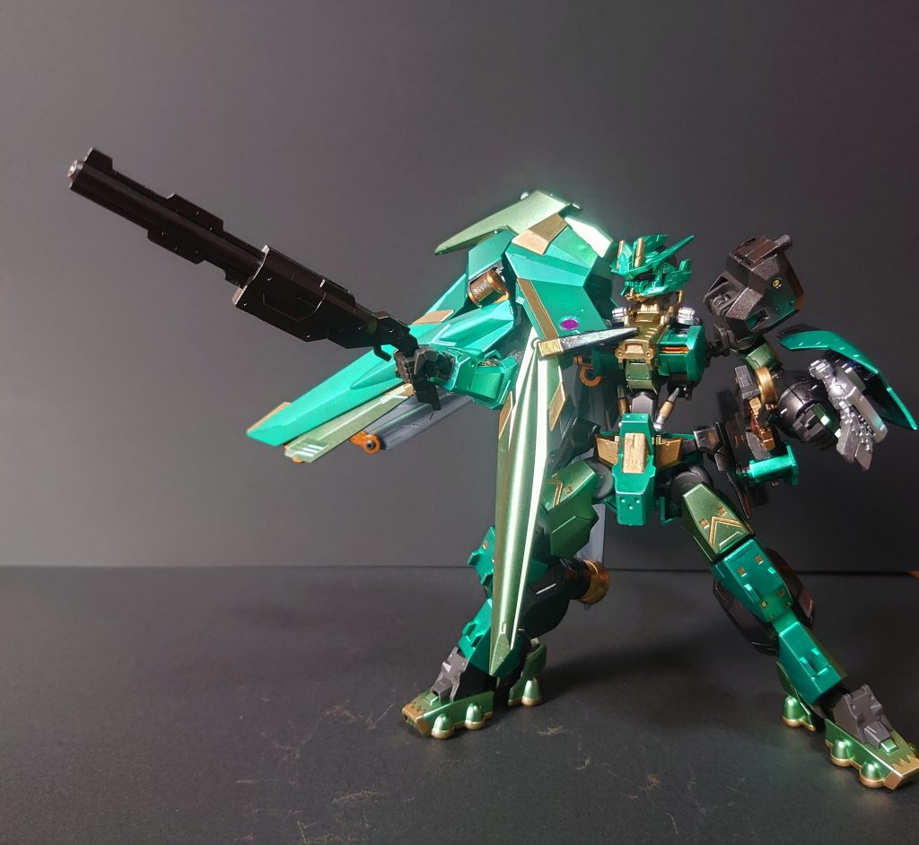 これは、ディフェンスモードで基本形態になります。
右にマント状のシールド、左に籠手で守りを意識しながら、近距離で戦うことを得意とします。
龍って守りが固いイメージありません?