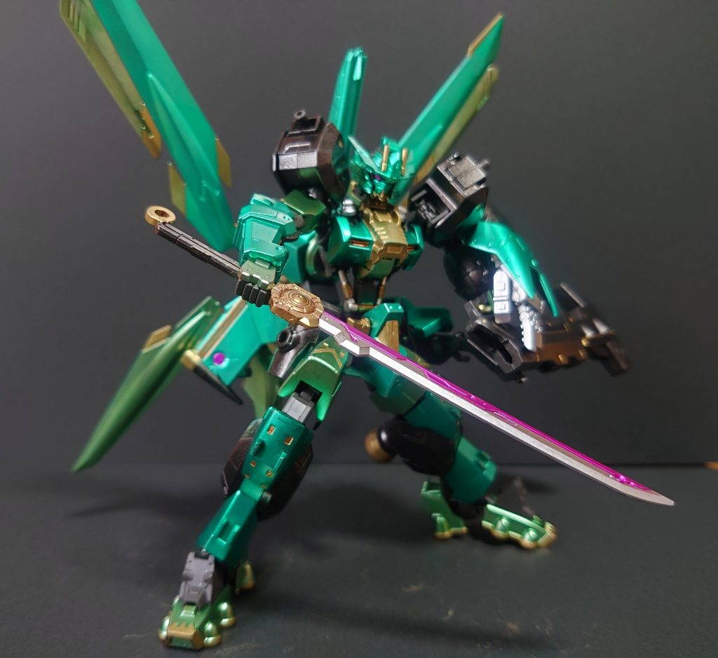 こちらは、オフェンスモードです。
マントを背部にマウントすることでディフェンスモードより高起動を可能にします。
近距離を得意とする状態で、守りを捨てて殴れ!が基本姿勢です。
龍の爪や翼、尻尾などがイメージされてます。