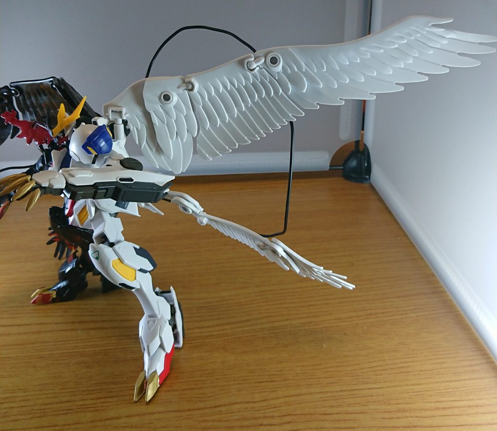 左側が、天使です。
つまり味方側目線です。
鉄華団の仲間たちから見たら、バルバドスはこういうイメージになるんじゃないかなと。