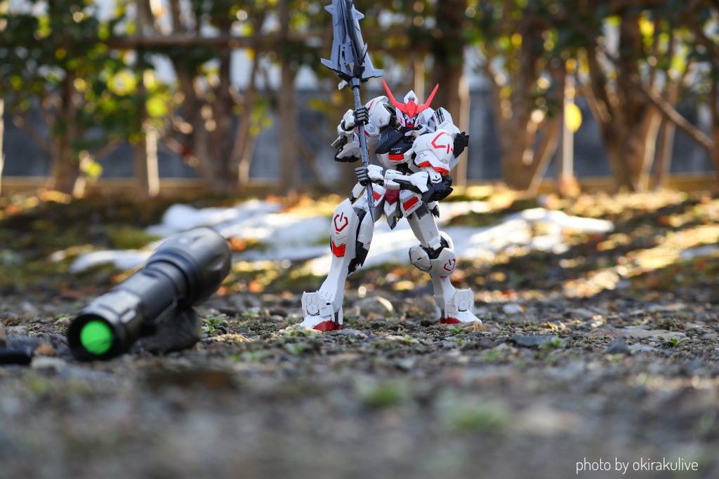 遠くからブラックライト当ててるマン