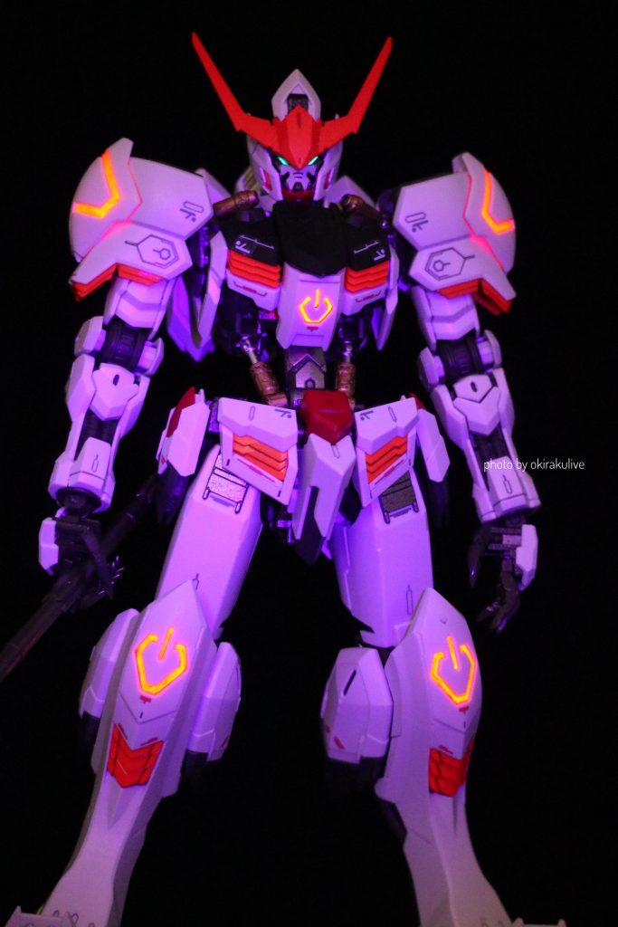 PCの電源ボタンのマークみたいなとこは蛍光塗料で塗装したのでブラックライトで反応します。