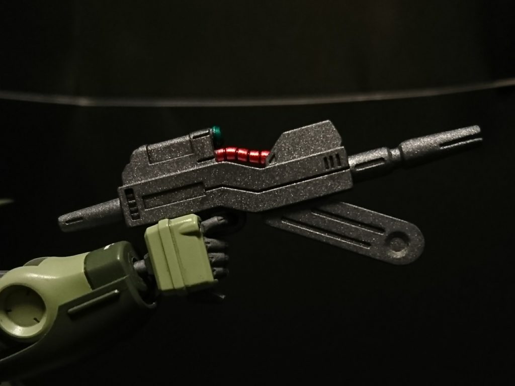 ビームライフルのケーブルは根元をえぐって無理やり別パーツ化し、塗り分けました。