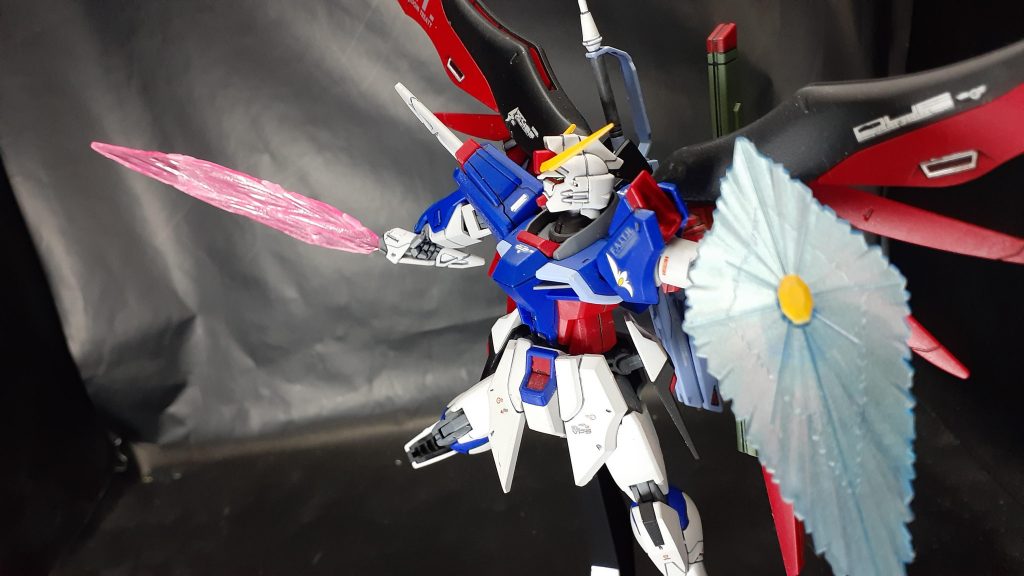 フラッシュエッジとビームシールド展開
サーベル刃は光の翼とブーメラン刃を組み合わせて作りました