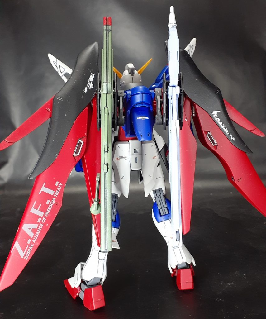 後ろ
ダクト部分や銃口のシルバーがよく映えます