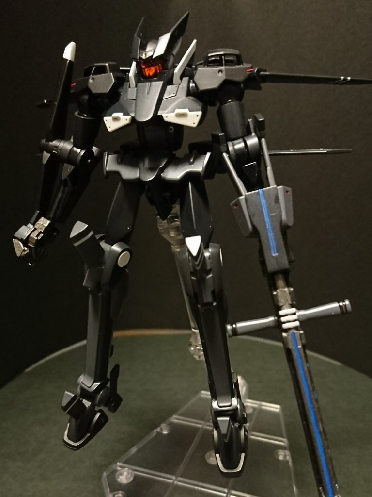 フロント
黒い機体というイメージだったので、設定色のブラックとグレーの配色を逆にしました。