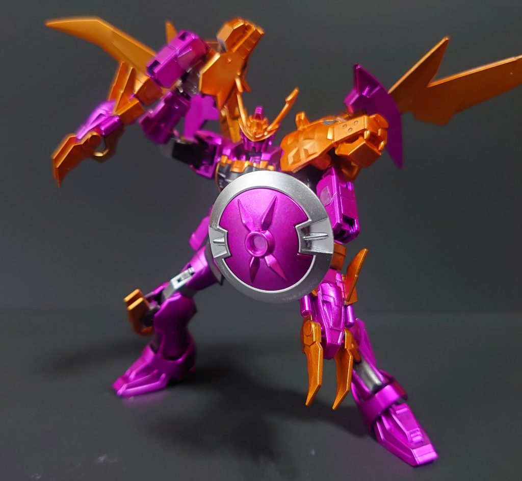 装備の追加とかないのでスクショのみです。
ジーエンアルトロンをミキシング用に買ったのですが特徴がとても強くミキシングを諦め素組みでおいていたところ、メタリックピンクが目に入りました。
そこで、マギーさんカラーにいじってみようと塗装したら目が痛いものになりました。
光をとにかく反射します。ピンクなヤタノカガミです。
良かったところは、輝かしさで、悪かったところは目が痛くなるところです。