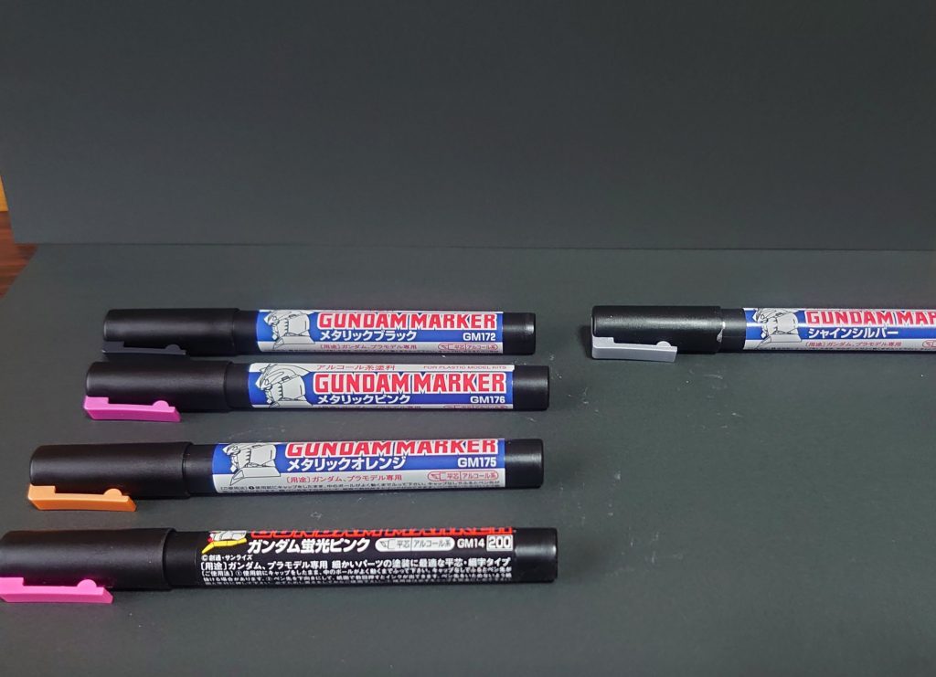 活躍したマーカーたちです。
メタリックブラック(ボディ)
メタリックピンク(ボディ)
メタリックオレンジ(虎、狼、翼等)
蛍光ピンク(本体目)
シャインシルバー(関節等)