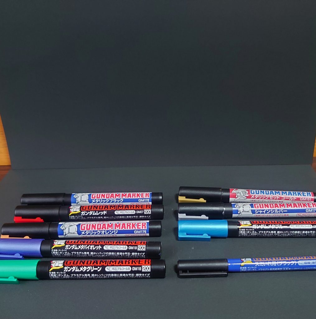 今回使用したマーカー
メタリックブラック(ボディ)
ガンダムレッド(フレーム、装備等)
メタリックオレンジ(装備)
ガンダムバイオレッド(ビームアンテナ)
ガンダムメタグリーン(装備)
ゴールド(ボディ、ノーネイムライフル)
シャインシルバー(ノーネイムライフル)
ガンダムメタブルー(ノーネイムのセンサー部)
ガンダムブラック(ノーネイムライフル)
※ガンダムブラックを写真にいれ忘れました。