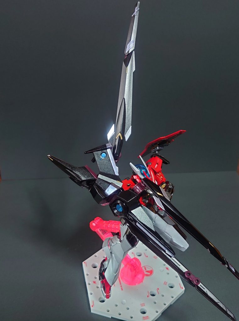 ノーネイムライフルのライフルモード
翼が以前より変化し高出力の一撃を放つ。