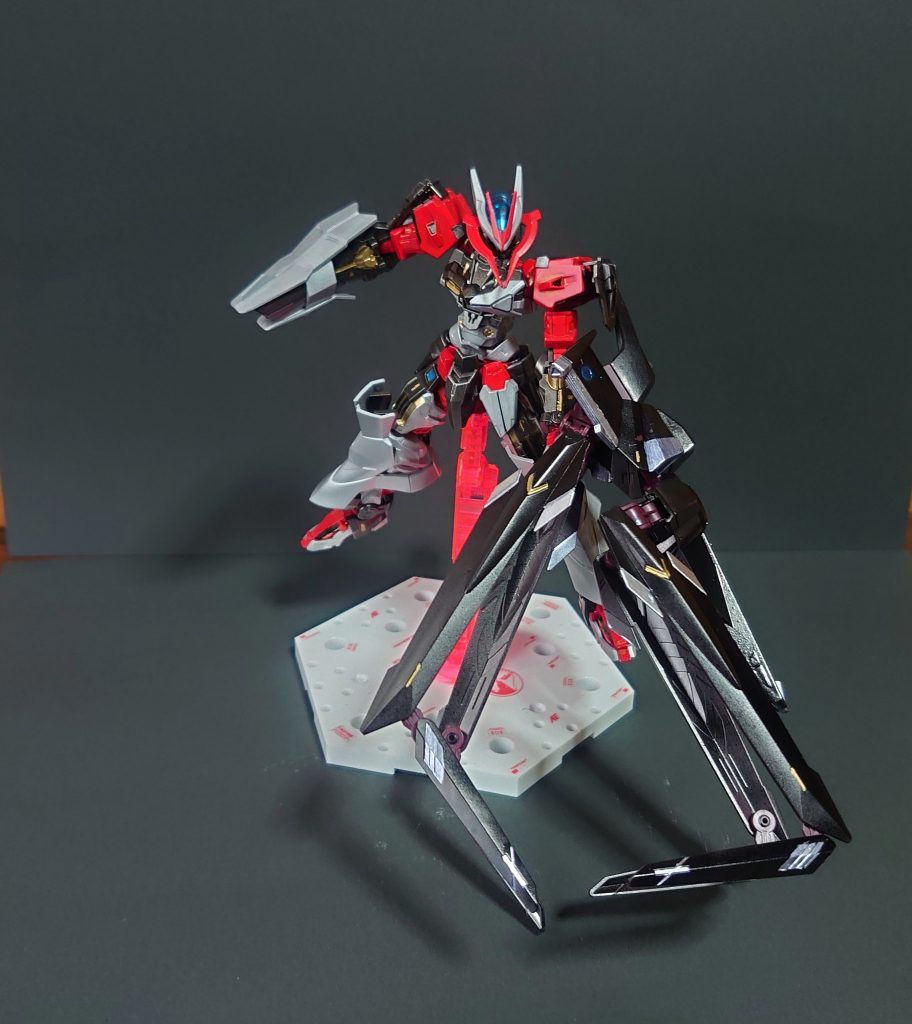 クローモード
爪の追加により破壊力がアップ。
ガントレット部分への装備ではないので小回りが効く。