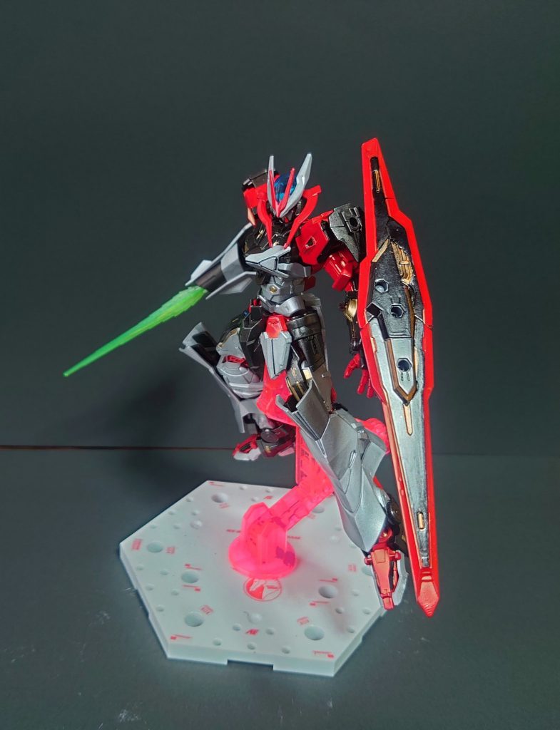 基本はノーネイムを2個使用しています。
ノーネイムライフルの短い翼を長い翼と入れ換えをしました。
新規装備としてバインダーガンを使った実態剣とソード状態になれるシールドソードを用意しました。
シールドソードや実態剣はジョイントに決まりがなくあらゆるところに装着可能。