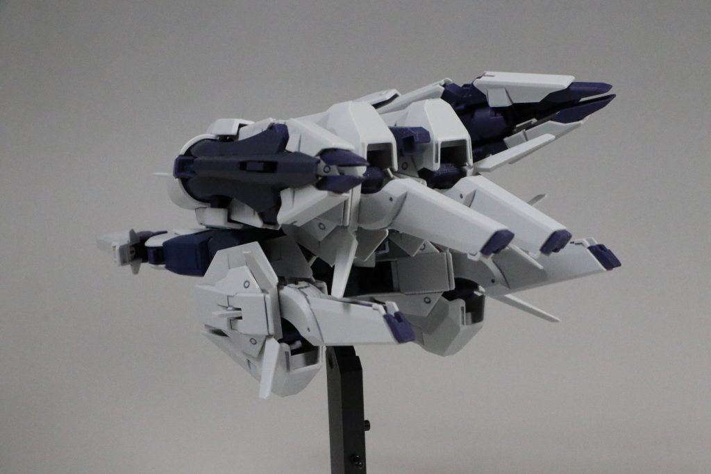 アルネヴリィアーマーです。アーマー側の本体の肩パーツ接続部の突起を切断、足の接続にジョイントパーツを使って接続しています。