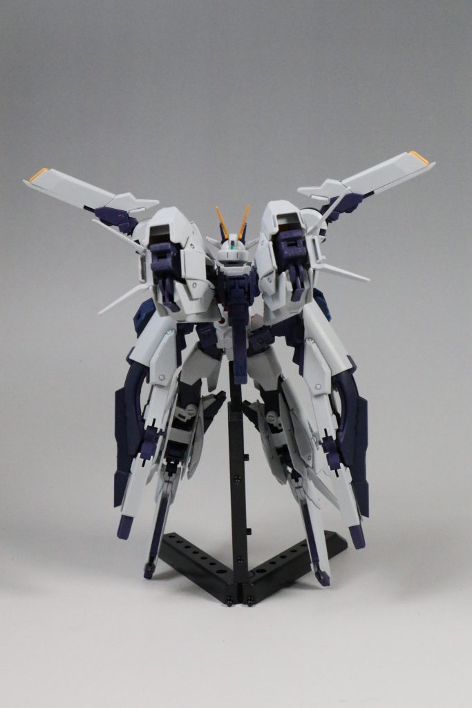 リアビュー。ウーンドウォートの脚部エロい!!
接続軸がコアガンダムの脚部そのまま行けたので、コアガンダムの足を外側に90度回しています。その際に丸いパーツが装甲と干渉したのでウーンドウォート側を丸っと削っています。