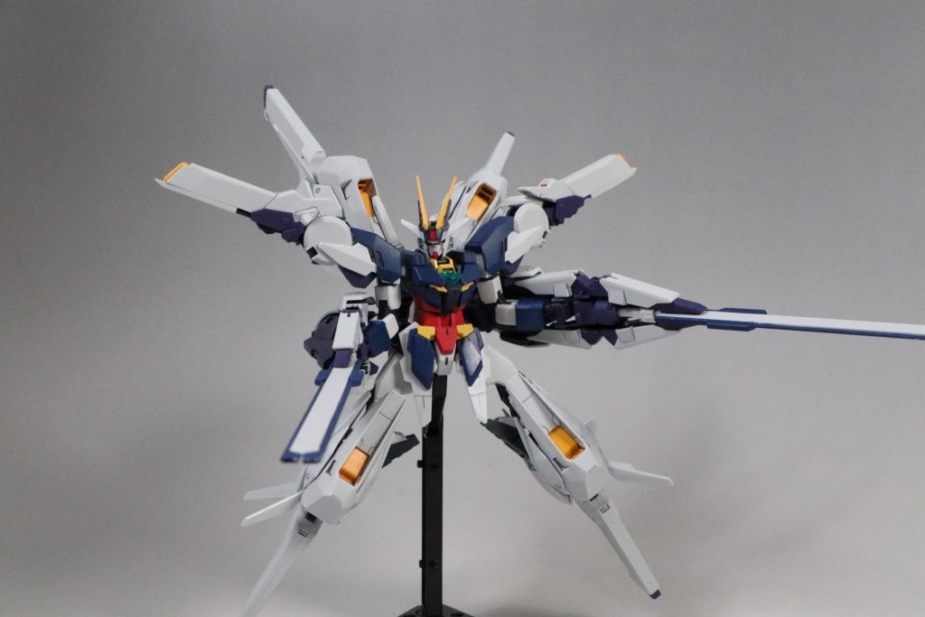 腰の背面に配置したコンポジット・シールド・ブースターはそのまま前方に持ってくるとなんと偶然腕のちょうどいい位置に来るので持たせられます。
ロング・ヒート・ブレードにつけた取っ手の先端がいつのも太さなのでそのまま接続もできます。
こういうポーズの時に背面の脚部を展開するとかっこいい。