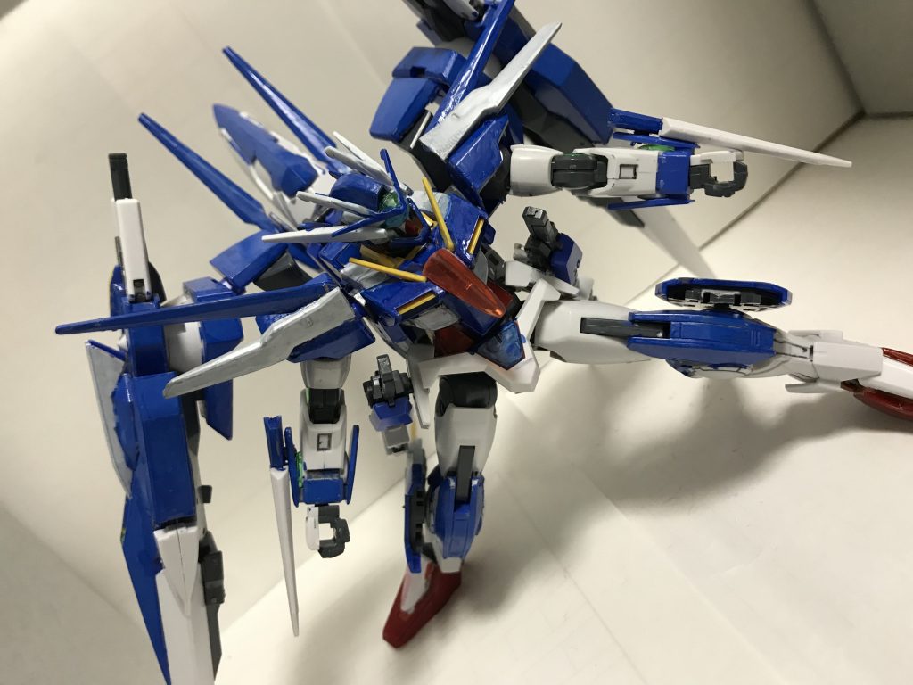 腕に付けただけのGNクローという武装ですが、中々様になってると思います。