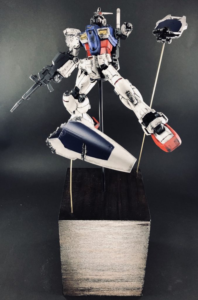 全景。
台座部分は100均の小物入れを逆さまにして、ニス塗ってそれっぽく。シーマに破壊されたシールドは真鍮線で、本体は3mmプラ棒で浮かせてます。