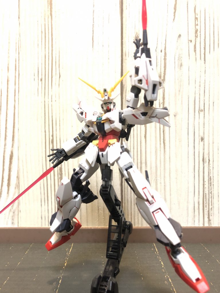 ビームトンファー
前腕部のビーム砲『マニファービット』と呼ばれるファンネルビットからビーム刃を発生させた
近接格闘兵器。
ビット使用時には、本機から分離させて射撃用の支援機として運用。