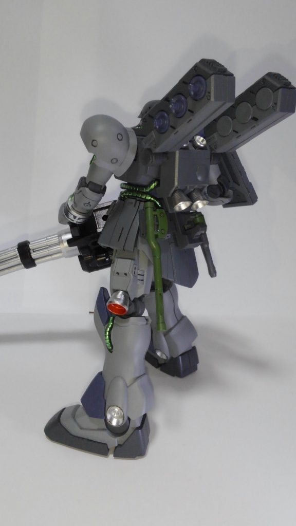 塗装としてはガンダムマーカーの欠点である「色選択肢の狭さ」を補うため、自作ペンによる調色塗装に挑戦。
グレーはアクリル塗料の調色で濃淡2色とガンダムマーカーを使い分けたガンダムマーカーエアブラシでのフル塗装です。
色は直前まで迷いましたが「試験機」ということでテスト機っぽいグレーに。
ガトリングと相まって、意外に「重装機」っぽくなりました。
スラスター、ガトリングのシリンダ部はマーカーのシャインシルバーを使用。
良い感じになったものの、メタル系の食いつきの悪さに苦戦。
あわせて、ガンダムマーカーの色ごとに違う性格にも色々苦戦させられました。