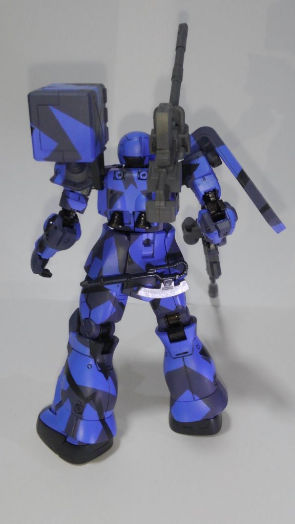 ガンダムマーカーエアブラシは塗膜が薄い、と聞いてマスキングするには如何ほどと思い。
その結果、若干うるさい感じになってしまったのが反省点です。