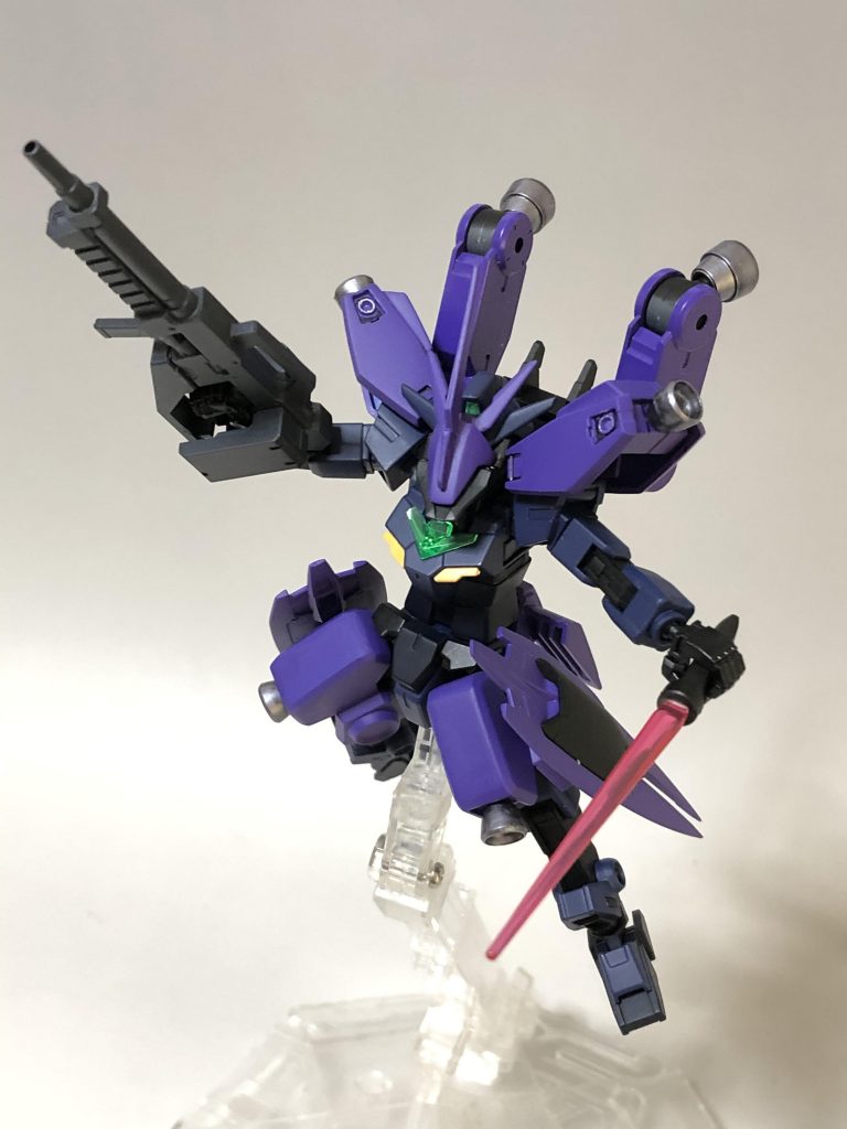 装備はライフルとビームサーベル！