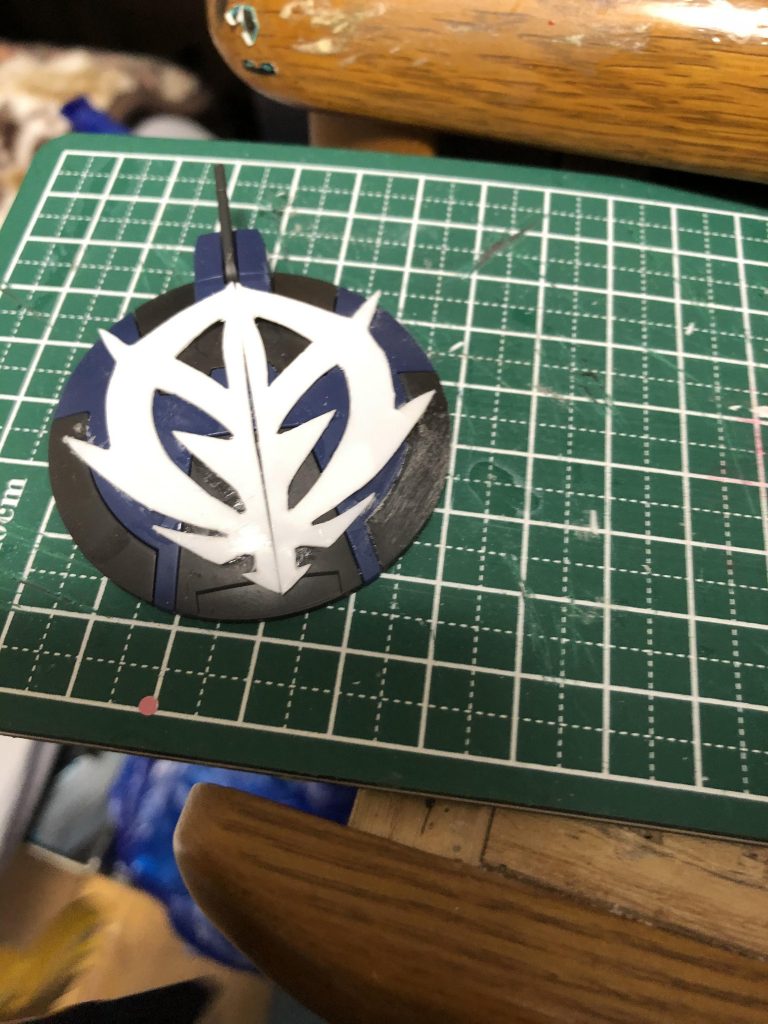 ジオンのマークプラ板でスクラッチしたんですよね。

下の髭みたいなやつがほんとに作るのめんどくさかったです……