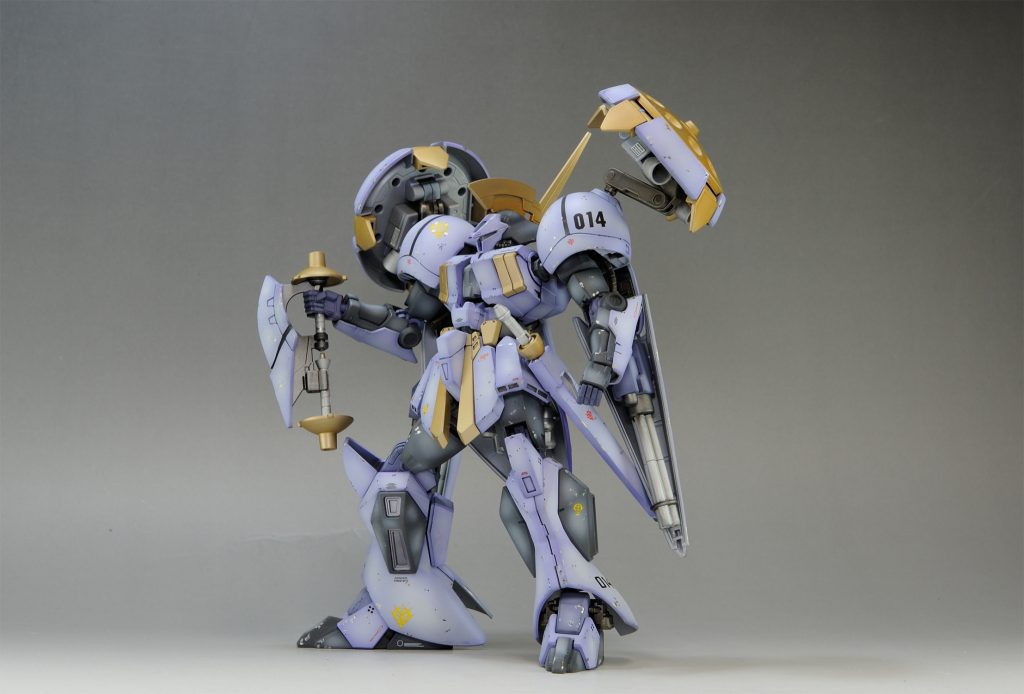 一部で人気と噂のギャン子さん作製のガンプラ。今回は剣士ギャンスロットの弟という事でオリジナルカラー&デカールです。