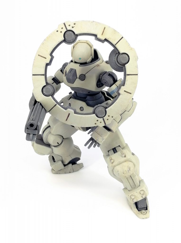 背負い物はストライカージンクスのサブアームとガンダムウヴァルのシールド外輪がベース。
ポン付けに見えて外輪部分内側にスジボリ入れて発生器の隙間つけたり細かい調整してたりします。
エネルギーフィールド発生器フェアリーリング。
通常時は外側に常時展開の薄い防御フィールドを発生させ、展開時にはリング内側に強力な防御フィールドを発生させる。
足手まといを連れての遠足では時に積極的に受け切る必要があるが故の装備。