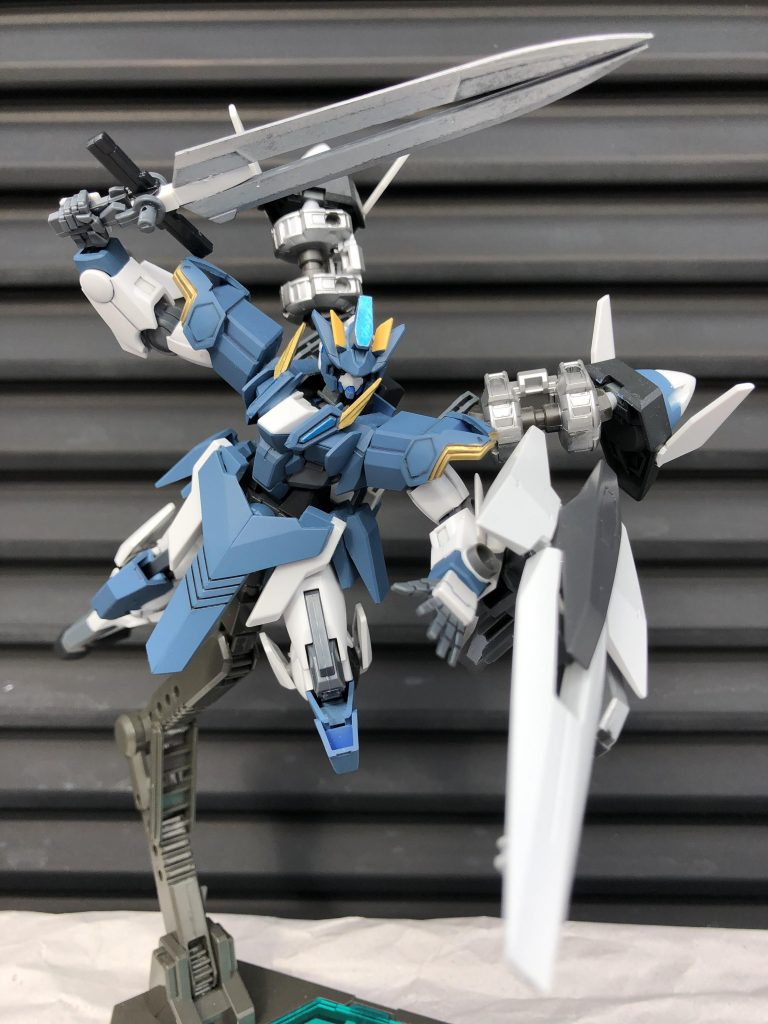 他にも実体剣を装備させてます。刃はGNソードの刃を縦に割ったものを使用しています。