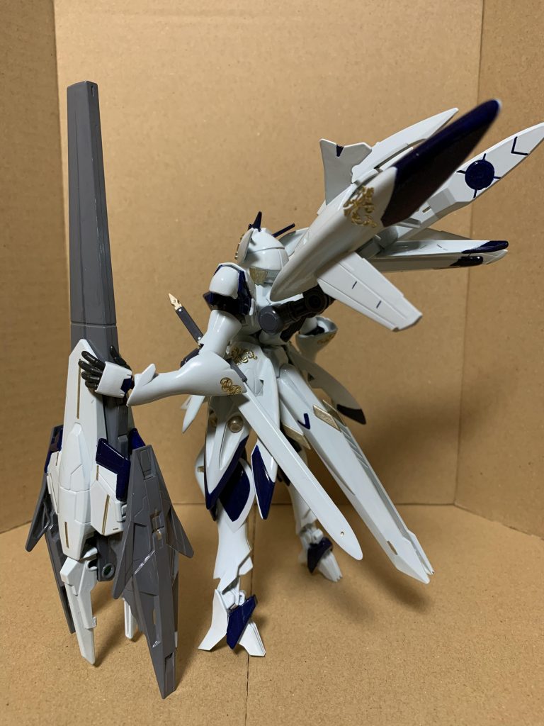 高機動ユニット『イムベル』
背面の大きく目立つユニットは、帝国のグライデンパックの様な高起動装備として、魔導板の技術を流用して設計されている。帝国製グライデンパックとは違い、ルーンの配置が非常にスッキリしており、なおかつ効率良く運用出来るように徹底的に空力形状を突き詰めている。基本ホバーであるため燃費は良好とは言い難いが、聖痕を持つクルセイダーの使用を前提とした事で、大きさに見合った出力でもって、圧倒的な機動性を見せつける。