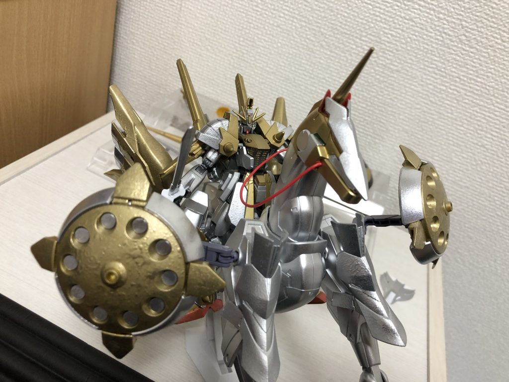 盾はアームでフレキシブルに可動、主人を守る