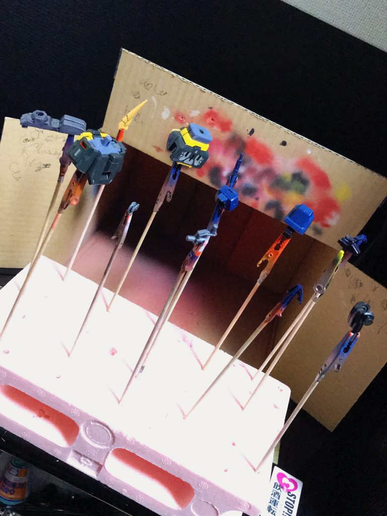 このバーザム？Mk-Ⅱ？…って
実は部分塗りしてるんです！！
バーザムの青とMk-Ⅱの青が
合ってなくてガンダムマーカーの
ティターンズブルーを
今回もｶﾞﾝﾀﾞﾑﾏｰｶｰｴｱﾌﾞﾗｼで
吹いたちゃいました笑