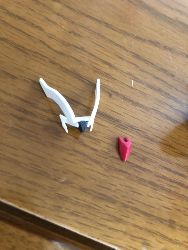 変わった形状の湾曲した頭部アンテナはプラ板でスクラッチ。
鳥のトサカや嘴をモチーフにしつつ、 曲線が多いGレコ機体に合わせて丸いラインに。