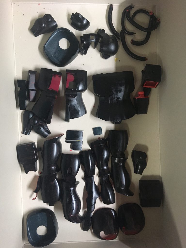 塗装の様子その1。
装甲部は水性塗料のブラックにフラットベースを混ぜたもので筆塗りしました。
今回は時間がなかったのでシルバーによる下地塗装はなしです。