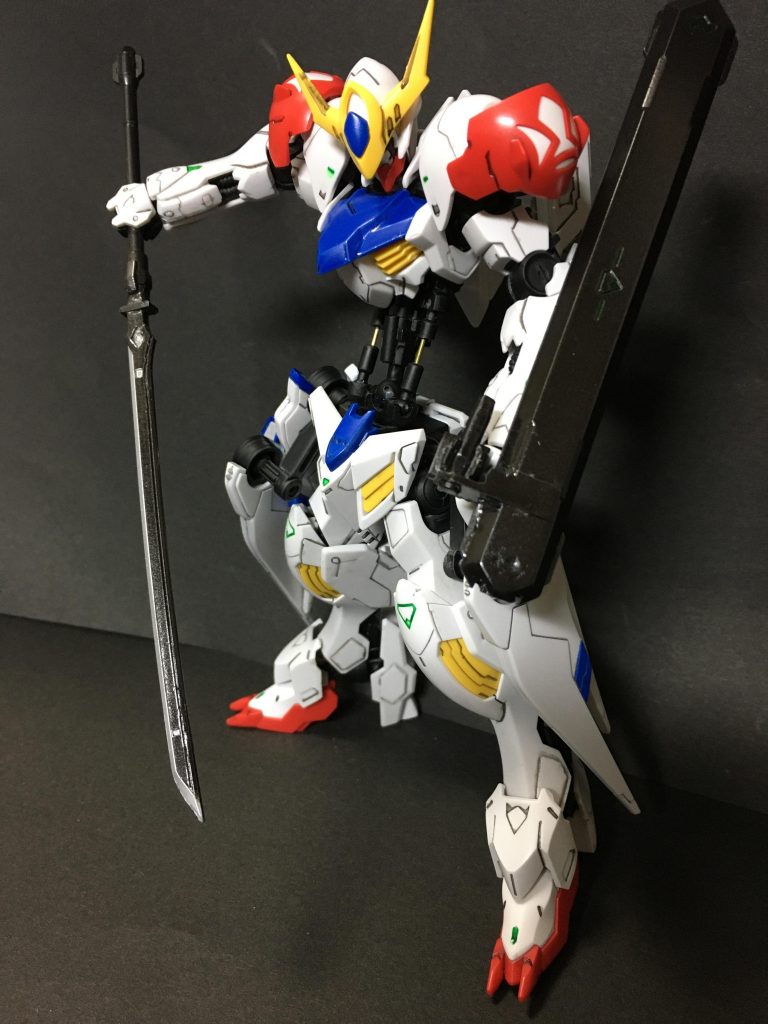 これぞソードメイス真打の機能
本来のソードメイスを鞘として、内部に太刀を格納
鞘部分は別の持ち手を使って盾にもできます