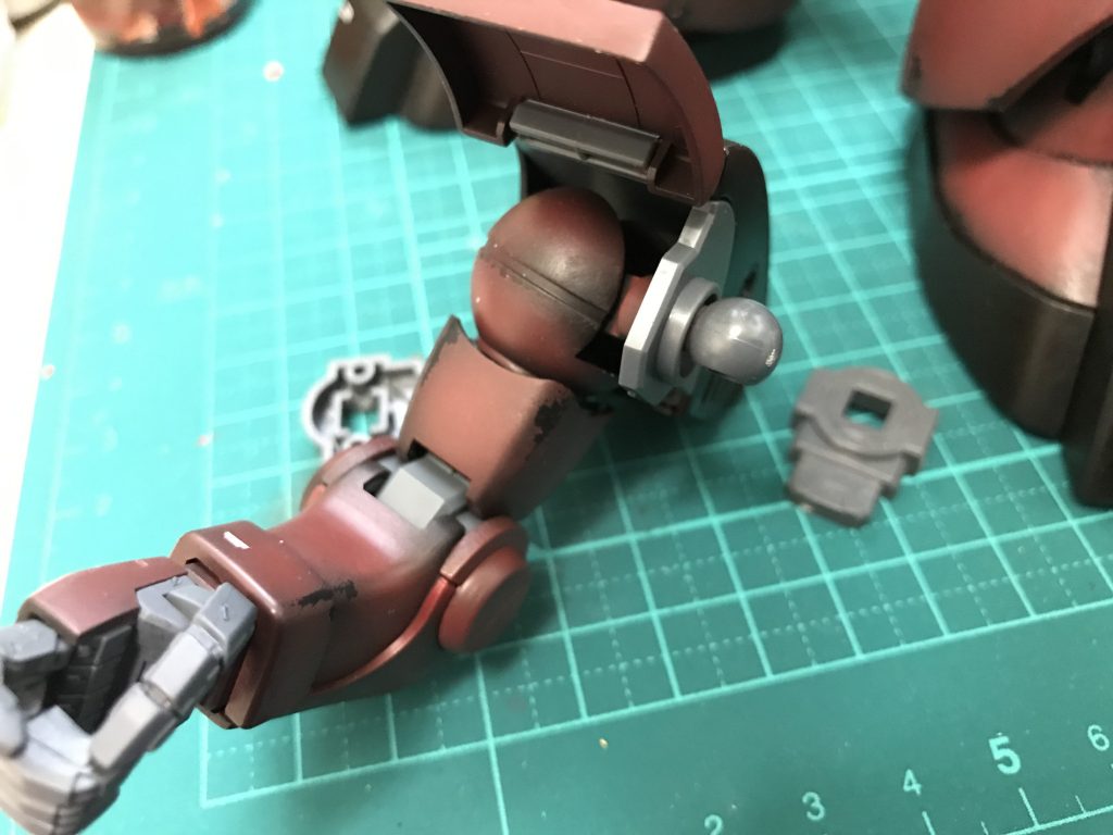 そろそろ完成なんですが、問題が一つ。
どうにも肩アーマーが外れて下がってしまいます。ドム系の肩アーマーでは問題無いんですが、このタイプには本体との接続軸が長過ぎる様です。