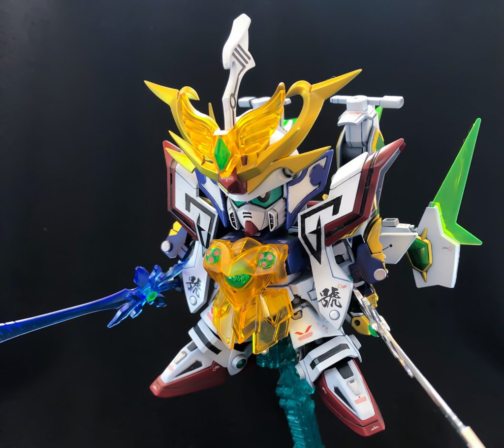 最終決戦仕様のクリアバージョンをベースに石破天驚剣は2本になっています。
足部分はHGの流用になります。